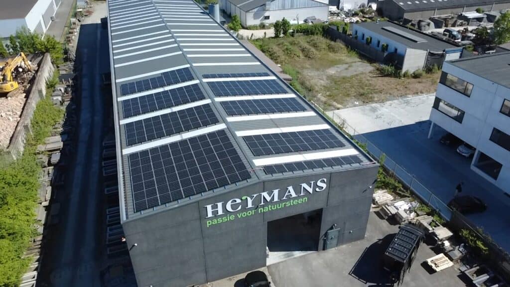 Panneaux solaires sur le toit de Natural Stone Heymans